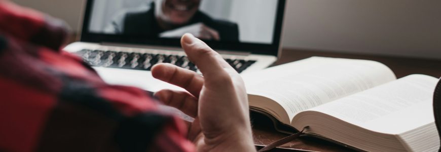 Beginner teachers studying TEFL fundamentals